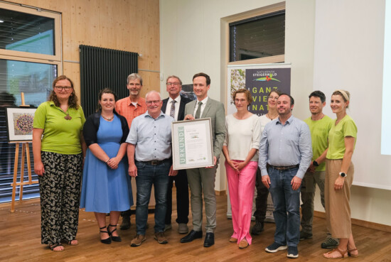 Vorstandschaft, Beirat und Team des Trägervereins Steigerwald-Zentrum e.V. und des Naturparks Steigerwald e.V. freuen sich die Auszeichnung des Steigerwald-Zentrums als 1. Naturpark-Partner © Steigerwald-Zentrum