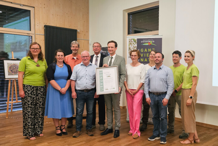 Vorstandschaft, Beirat und Team des Trägervereins Steigerwald-Zentrum e.V. und des Naturparks Steigerwald e.V. freuen sich die Auszeichnung des Steigerwald-Zentrums als 1. Naturpark-Partner © Steigerwald-Zentrum