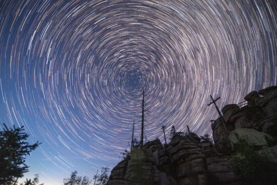 Sternenhimmel-Strichspur über dem Dreisessel-Berg im Bayerischen Wald © G. Hackner