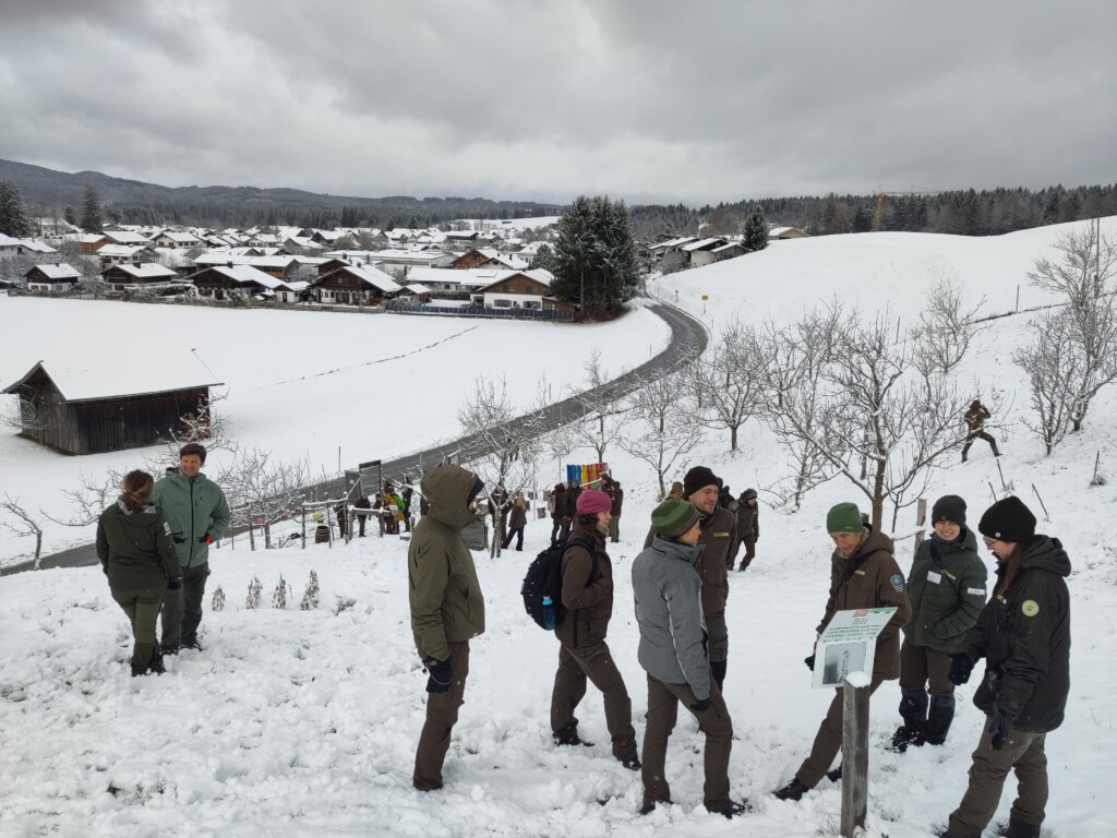 Angeregte Gespräche auf der „Klimawiese“ des Naturparks Ammergauer Alpen
