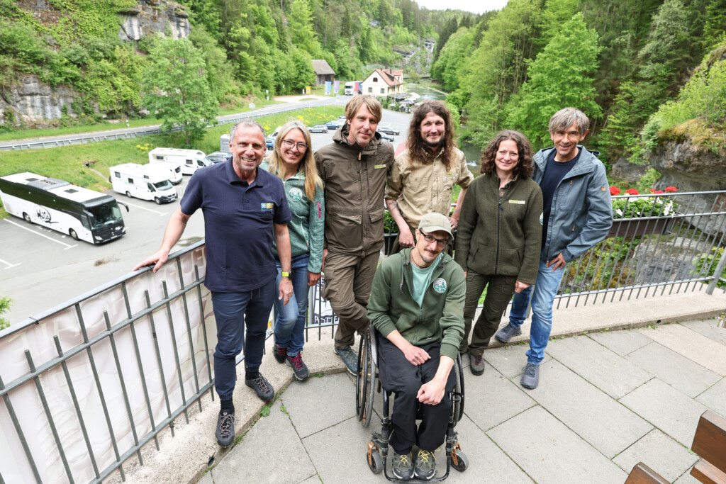 Staatsminister Glauber mit dem Team des Naturparks Fränkische Schweiz - Frankenjura an der Teufelshöhle bei Pottenstein