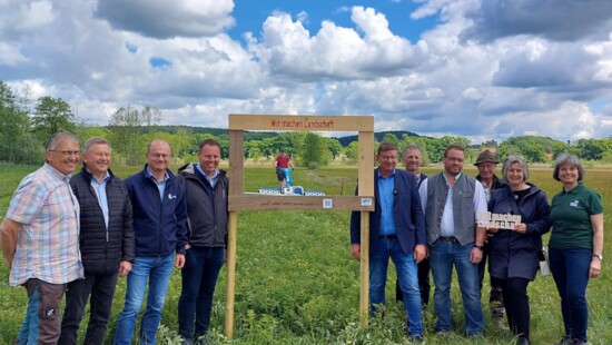 v.l.n.r.: Josef Rüegg, stellv. Landessprecher der bayerischen LPV und Geschäftsführer LPV Ebersberg, Heinrich Schmidt, Präsident Naturparkverband Bayern, Dr. Norbert Schäffer, Vorsitzender Landesbund für Vogel- und Naturschutz in Bayern (LBV), Martin Riedl, 1. Bgm. Gemeinde Baiern, Kreisrat und Vorsitzender LPV, Leonhard Eder, Landwirt (im Rahmen), Ulrich Proske, 1. Bgm. Stadt Ebersberg, Alois Höher, Landwirt, Matthias Vodermeier, BBV Kreisobmann Ebersberg, Johann Daberger, Landwirt, Maria Noichl MdEP, Vorsitzende Deutscher Verband für Landschaftspflege (DVL), Beate Rutkowski, stellv. Vorsitzende Bund Naturschutz in Bayern (BN). ©DVL
