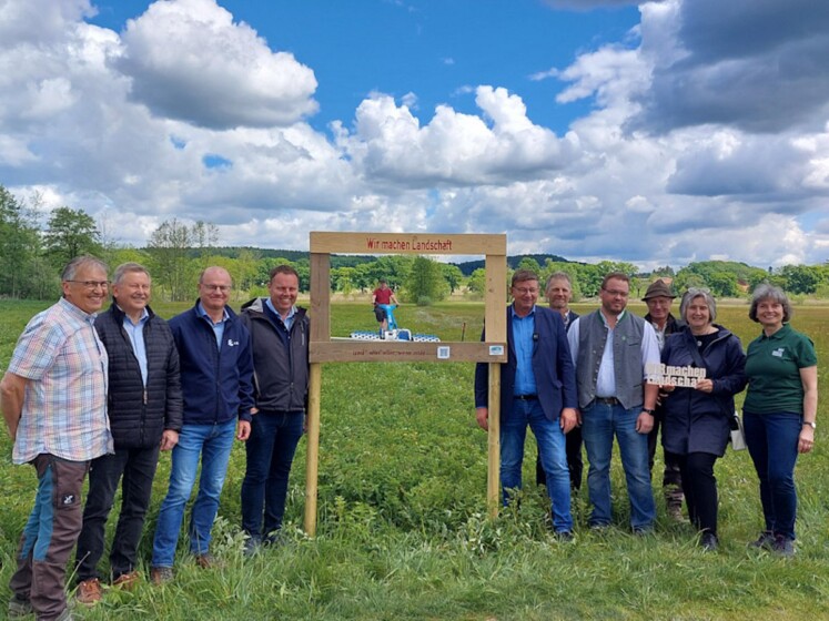 v.l.n.r.: Josef Rüegg, stellv. Landessprecher der bayerischen LPV und Geschäftsführer LPV Ebersberg, Heinrich Schmidt, Präsident Naturparkverband Bayern, Dr. Norbert Schäffer, Vorsitzender Landesbund für Vogel- und Naturschutz in Bayern (LBV), Martin Riedl, 1. Bgm. Gemeinde Baiern, Kreisrat und Vorsitzender LPV, Leonhard Eder, Landwirt (im Rahmen), Ulrich Proske, 1. Bgm. Stadt Ebersberg, Alois Höher, Landwirt, Matthias Vodermeier, BBV Kreisobmann Ebersberg, Johann Daberger, Landwirt, Maria Noichl MdEP, Vorsitzende Deutscher Verband für Landschaftspflege (DVL), Beate Rutkowski, stellv. Vorsitzende Bund Naturschutz in Bayern (BN). ©DVL v.l.n.r.: Josef Rüegg, stellv. Landessprecher der bayerischen LPV und Geschäftsführer LPV Ebersberg, Heinrich Schmidt, Präsident Naturparkverband Bayern, Dr. Norbert Schäffer, Vorsitzender Landesbund für Vogel- und Naturschutz in Bayern (LBV), Martin Riedl, 1. Bgm. Gemeinde Baiern, Kreisrat und Vorsitzender LPV, Leonhard Eder, Landwirt (im Rahmen), Ulrich Proske, 1. Bgm. Stadt Ebersberg, Alois Höher, Landwirt, Matthias Vodermeier, BBV Kreisobmann Ebersberg, Johann Daberger, Landwirt, Maria Noichl MdEP, Vorsitzende Deutscher Verband für Landschaftspflege (DVL), Beate Rutkowski, stellv. Vorsitzende Bund Naturschutz in Bayern (BN). ©DVL