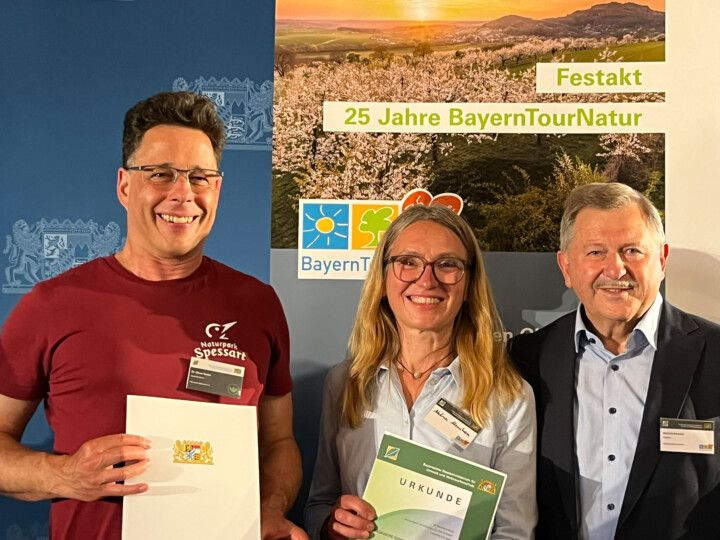 Dr. Oliver Kaiser (Geschäftsführer Naturpark Spessart), Nadine Menchen (Geschäftsführerin Naturpark Fränkische Schweiz-Frankenjura) und Heinrich Schmidt (Präsident Naturparkverband Bayern e.V.) © Heinrich Schmidt