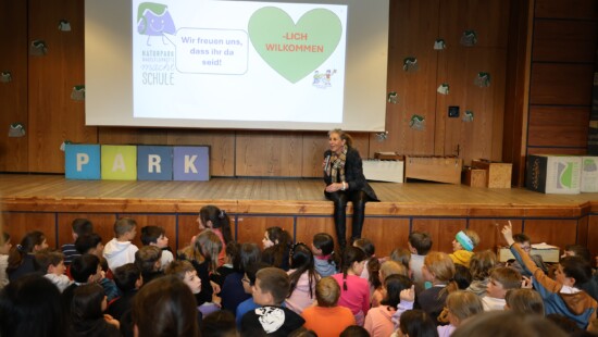 Landrätin Indra Baier-Müller bei der Jubiläumsfeier der Naturpark-Schule Königsegg. © Theresa Hilber