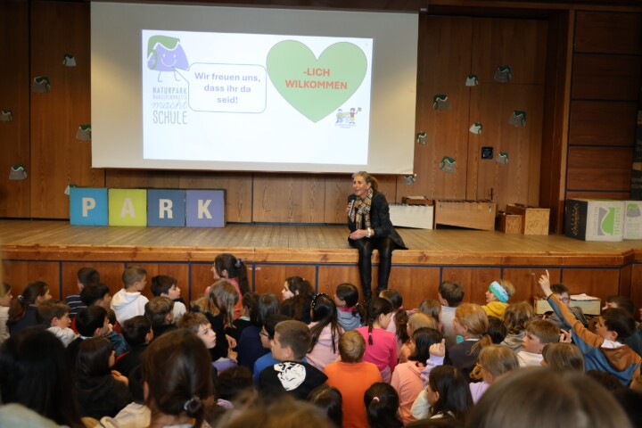 Landrätin Indra Baier-Müller bei der Jubiläumsfeier der Naturpark-Schule Königsegg. © Theresa Hilber
