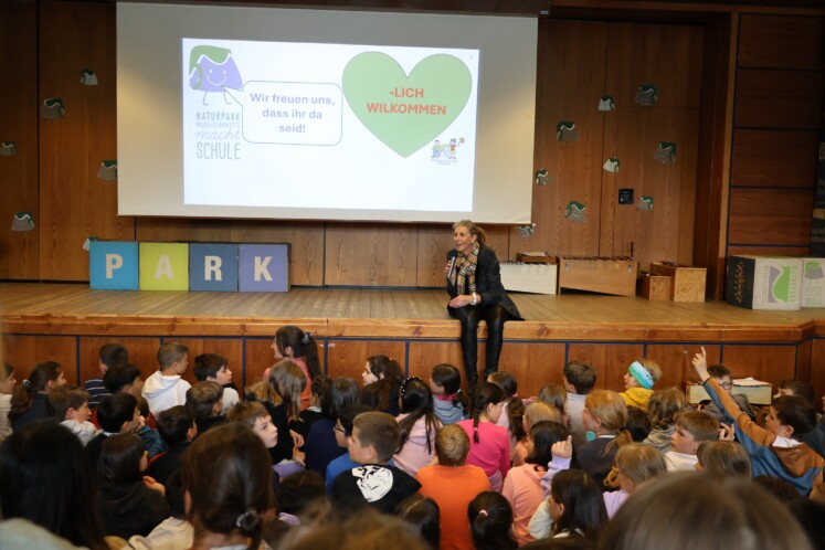 Landrätin Indra Baier-Müller bei der Jubiläumsfeier der Naturpark-Schule Königsegg. © Theresa Hilber
