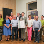 Vorstandschaft, Beirat und Team des Trägervereins Steigerwald-Zentrum e.V. und des Naturparks Steigerwald e.V. freuen sich die Auszeichnung des Steigerwald-Zentrums als 1. Naturpark-Partner © Steigerwald-Zentrum Vorstandschaft, Beirat und Team des Trägervereins Steigerwald-Zentrum e.V. und des Naturparks Steigerwald e.V. freuen sich die Auszeichnung des Steigerwald-Zentrums als 1. Naturpark-Partner © Steigerwald-Zentrum