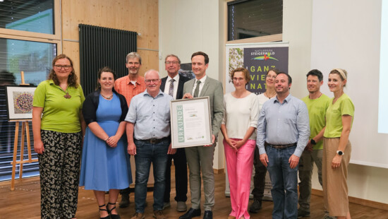 Vorstandschaft, Beirat und Team des Trägervereins Steigerwald-Zentrum e.V. und des Naturparks Steigerwald e.V. freuen sich die Auszeichnung des Steigerwald-Zentrums als 1. Naturpark-Partner © Steigerwald-Zentrum