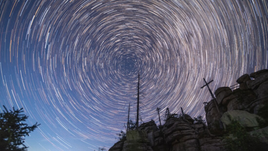 Sternenhimmel-Strichspur über dem Dreisessel-Berg im Bayerischen Wald © G. Hackner
