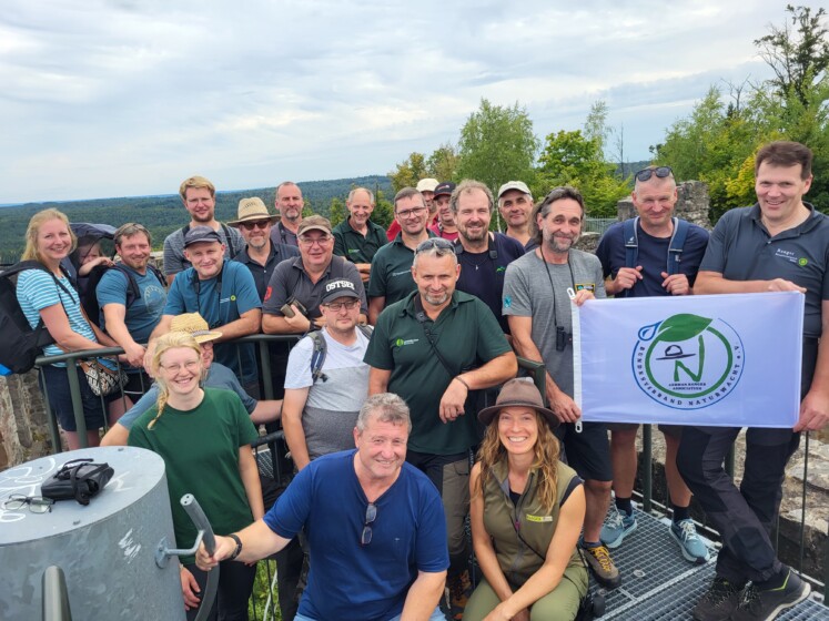 Im Rahmen eines Bildungsurlaubes bereisten 20 Ranger aus ganz Deutschland eine Woche lang den Naturpark Haßberge – hier zu sehen auf dem Aussichtsturm der Ruine Bramberg. Bildautor: Uwe Rädlein Im Rahmen eines Bildungsurlaubes bereisten 20 Ranger aus ganz Deutschland eine Woche lang den Naturpark Haßberge – hier zu sehen auf dem Aussichtsturm der Ruine Bramberg. Bildautor: Uwe Rädlein