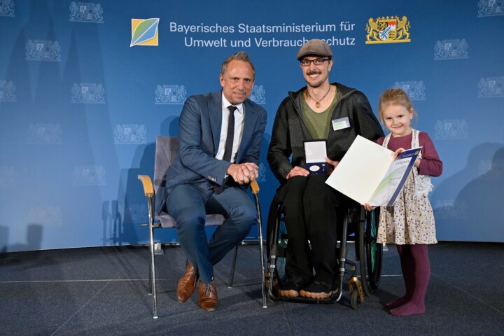 Staatsmedaille für Dominik Herrmann (Naturpark Fränkische Schweiz - Frankenjura) © Bayerisches Staatsministerium für Umwelt und Verbraucherschutz Staatsmedaille für Dominik Herrmann (Naturpark Fränkische Schweiz - Frankenjura) © Bayerisches Staatsministerium für Umwelt und Verbraucherschutz