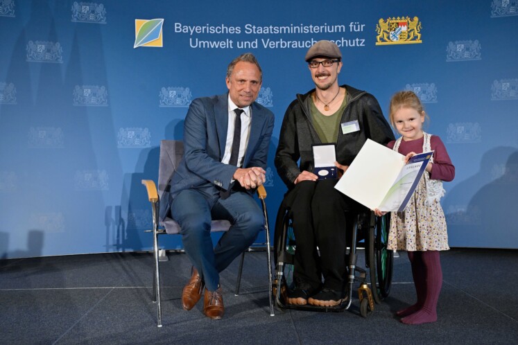 Staatsmedaille für Dominik Herrmann (Naturpark Fränkische Schweiz - Frankenjura) © Bayerisches Staatsministerium für Umwelt und Verbraucherschutz Staatsmedaille für Dominik Herrmann (Naturpark Fränkische Schweiz - Frankenjura) © Bayerisches Staatsministerium für Umwelt und Verbraucherschutz
