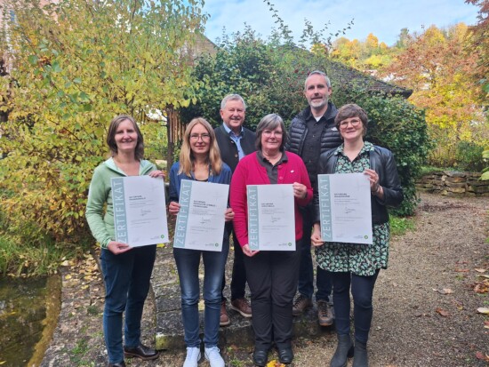 Die Geschäftsführerinnen (v.l) Beate Singhartinger (Naturpark Frankenwald), Nadine Menchen (Naturpark Fränkische Schweiz-Frankenjura), Isabel Lautenschlager (Naturpark Hirschwald) und Johanna Sieger (Naturpark Frankenhöhe) mit Heinrich Schmidt (Präsident Naturparkverband Bayern) und Julian Bruhn (Vorstandsmitglied und Qualitäts-Scout VDN) © Markus Dollacker