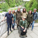 Staatsminister Glauber mit dem Team des Naturparks Fränkische Schweiz - Frankenjura an der Teufelshöhle bei Pottenstein © Daniel Löb für Bayerisches Staatsministerium für Umwelt und Verbraucherschutz
