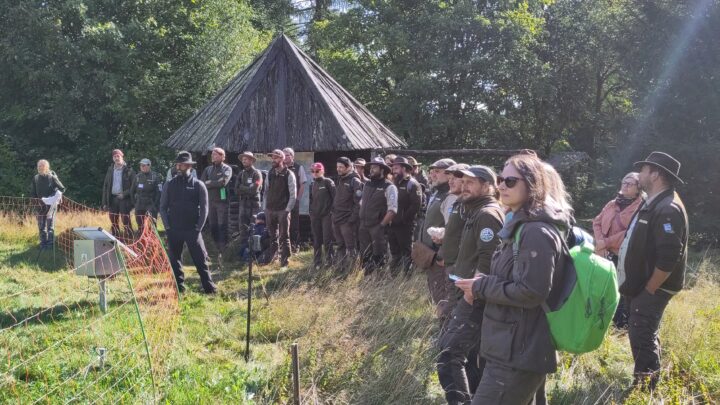 Rangertagung 2026 - Landwirt Thomas Engelhardt erläutert die Wolfsschutzmaßnahmen für seine Schafherde © Naturparkverband Bayern